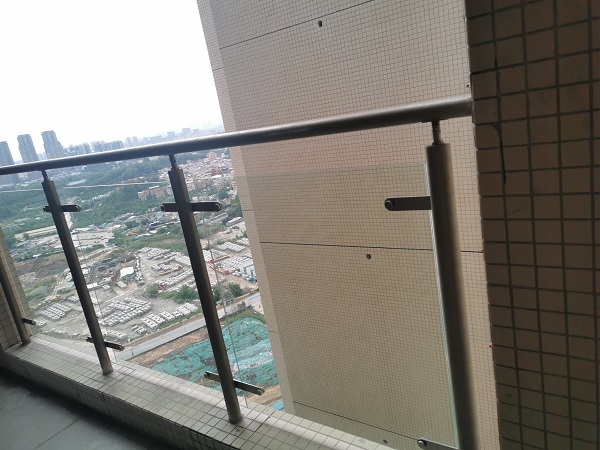 不銹鋼陽(yáng)臺(tái)護(hù)欄工程