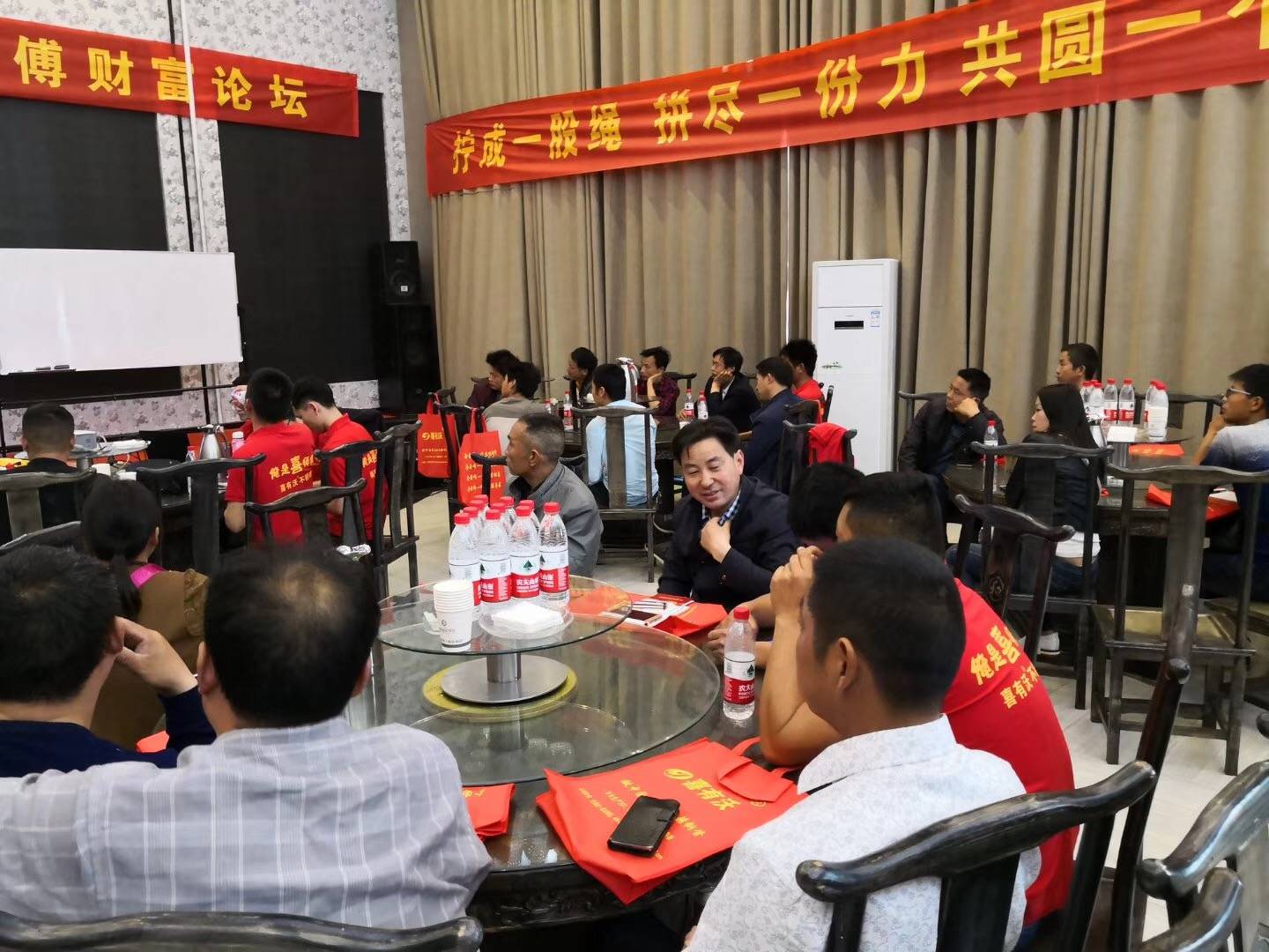 喜有沃桐柏客戶答謝會(huì).jpg 喜有沃桐柏客戶答謝會(huì).jpg