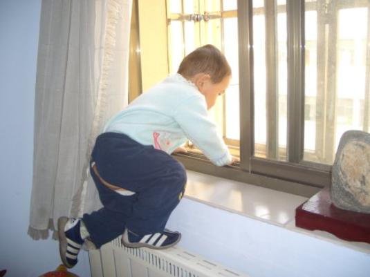 嬰兒爬窗 嬰兒爬窗