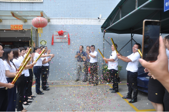喜有沃黨支部揭牌儀式在禮花和大家熱烈的掌聲中圓滿完成。