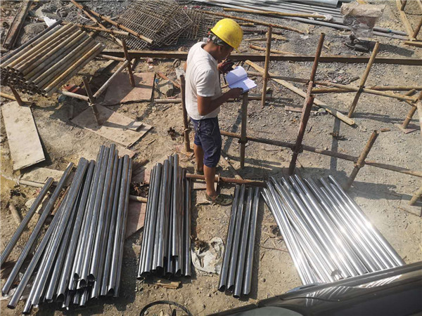 施工人員查看護(hù)欄圖紙