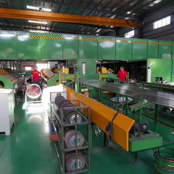 裝飾管材生產(chǎn)車(chē)間現(xiàn)場(chǎng)